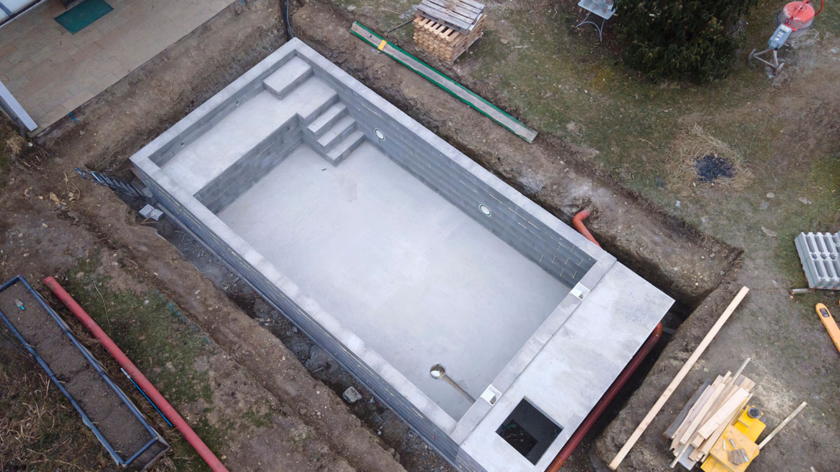 Construction piscine avec bloc à bancher